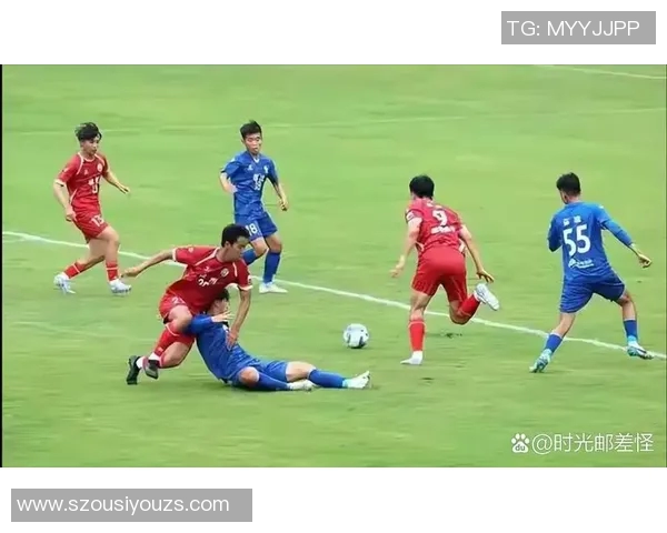 足球球星日常生活大揭秘:从训练场到私人时光,球场之外的真实面貌 足球球星日常生活大揭秘:从训练场到私人时光,球场之外的真实面貌